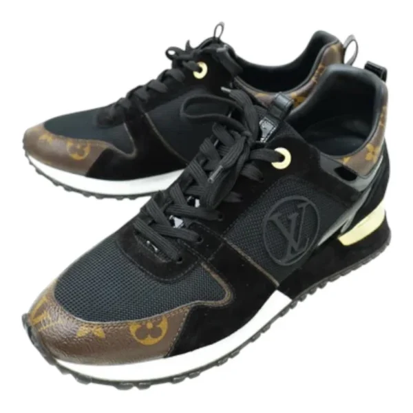 Louis Vuitton runaway - Image 2